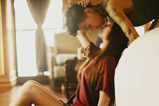 Nửa đêm được chồng hôn “bất thường” thế này, phụ nữ đa số đều hoang mang cực độ mà không hề biết lý do thực sự