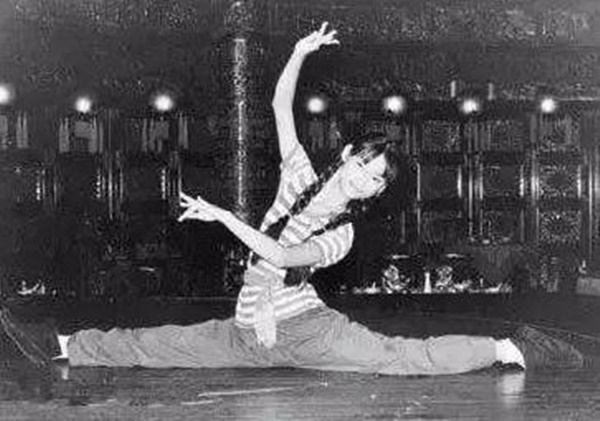 Hậu duệ nhà Thanh có chung dòng máu với Từ Hi Thái Hậu: 3 tuổi ăn xin, 13 tuổi làm vũ công, 50 tuổi trở thành đại minh tinh-3