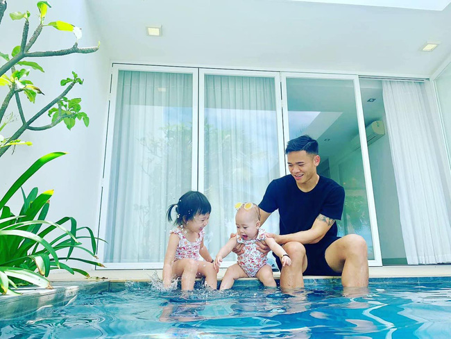 Người nhện” của ĐT Việt Nam và chuyện tình với tiểu thư nổi tiếng thành Vinh hơn tuổi: Gắn bó từ lúc chưa tròn đôi mươi đến khi thành cầu thủ tiền tỷ-8