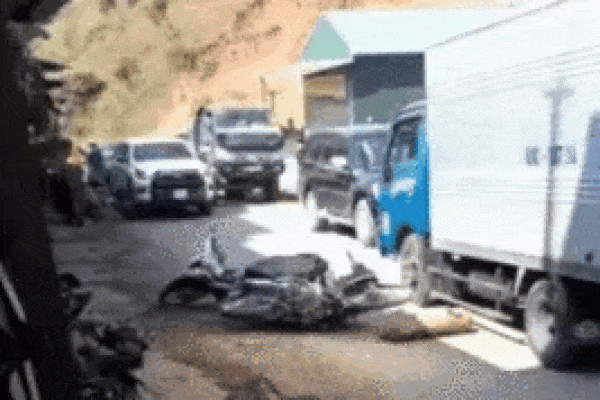 Tài xế vít ga cán nát hàng loạt xe máy để bỏ chạy