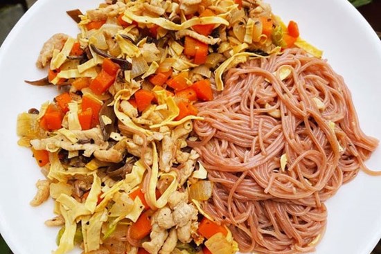 Bún trộn làm thế này thì vừa ngon vừa đơn giản, mà ăn bao nhiêu cũng không lo béo!