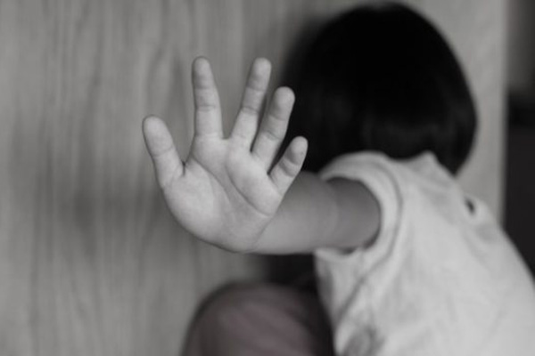 Nam công nhân bị cả chục khối bê tông cỡ lớn trên xe đầu kéo rơi trúng trên đường đi làm về, hiện trường khiến tất cả ám ảnh-4
