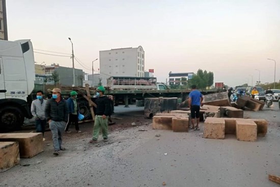 Nam công nhân bị cả chục khối bê tông cỡ lớn trên xe đầu kéo rơi trúng trên đường đi làm về, hiện trường khiến tất cả ám ảnh