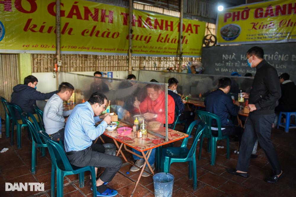 Quán phở gánh: Bánh phở khổng lồ, cân từng hoa thịt bò, ngày hết 300 tô-1