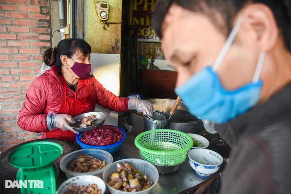 Quán phở gánh: Bánh phở khổng lồ, cân từng hoa thịt bò, ngày hết 300 tô-3