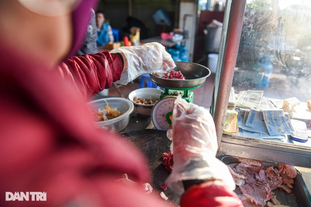 Quán phở gánh: Bánh phở khổng lồ, cân từng hoa thịt bò, ngày hết 300 tô-5
