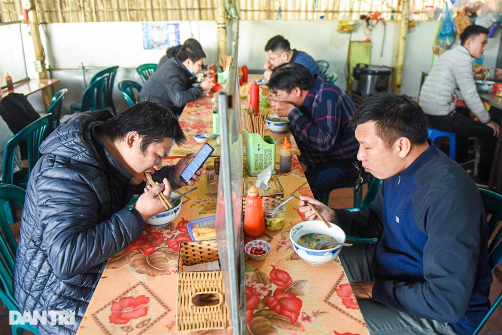 Quán phở gánh: Bánh phở khổng lồ, cân từng hoa thịt bò, ngày hết 300 tô-10