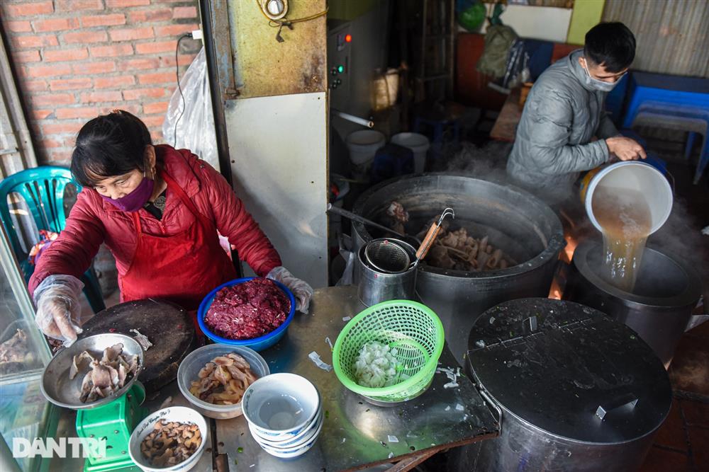 Quán phở gánh: Bánh phở khổng lồ, cân từng hoa thịt bò, ngày hết 300 tô-6