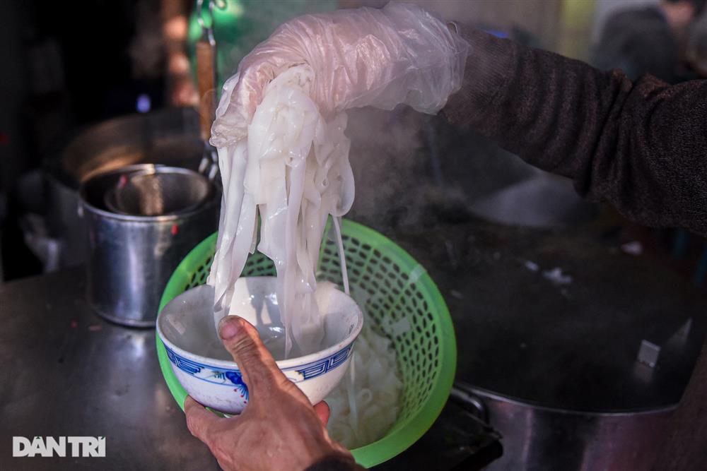 Quán phở gánh: Bánh phở khổng lồ, cân từng hoa thịt bò, ngày hết 300 tô-7