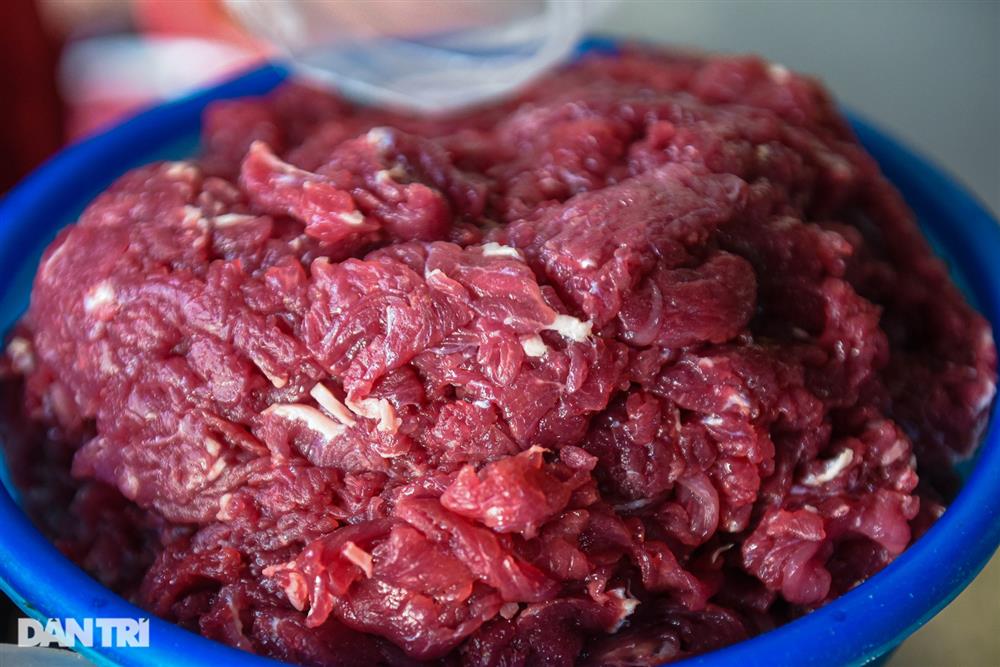 Quán phở gánh: Bánh phở khổng lồ, cân từng hoa thịt bò, ngày hết 300 tô-8