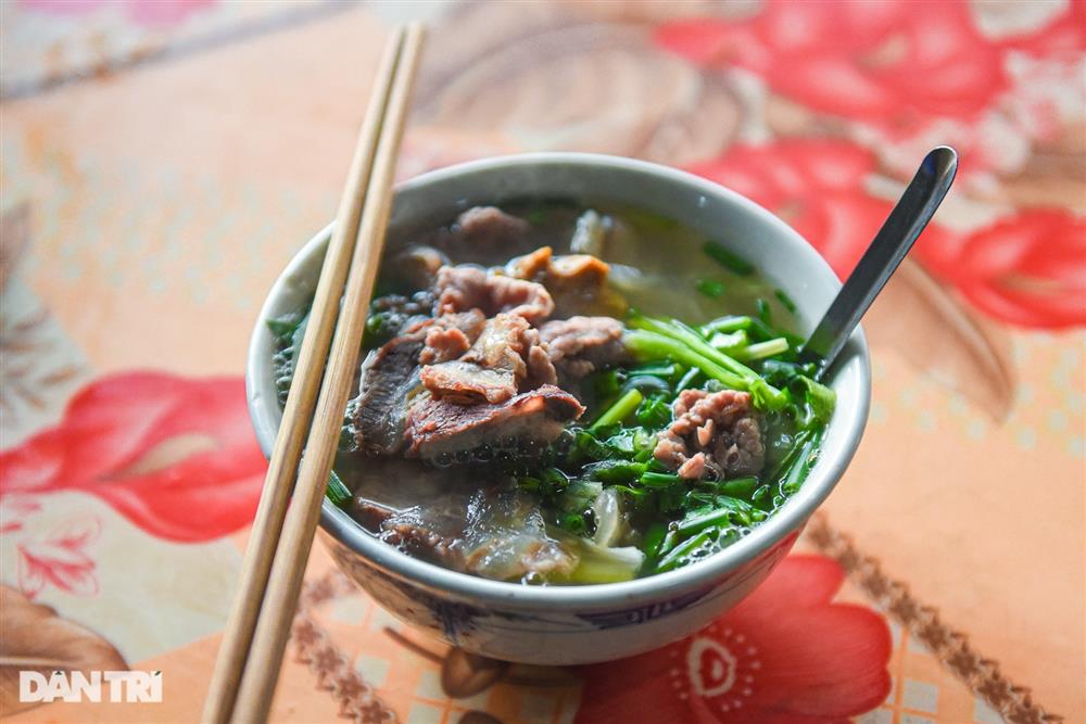 Quán phở gánh: Bánh phở khổng lồ, cân từng hoa thịt bò, ngày hết 300 tô-9