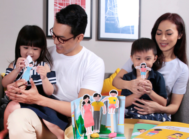 Con trai hỏi thế nào là THỦ DÂM, bà mẹ ở Hà Nội dùng ngón chân và quả dưa leo làm đạo cụ, trả lời con một cách tinh tế thế này-3