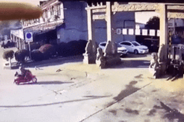 Clip: Trụ bê tông bất ngờ đổ sập, đè trúng máy xúc khi bị phá dỡ-1