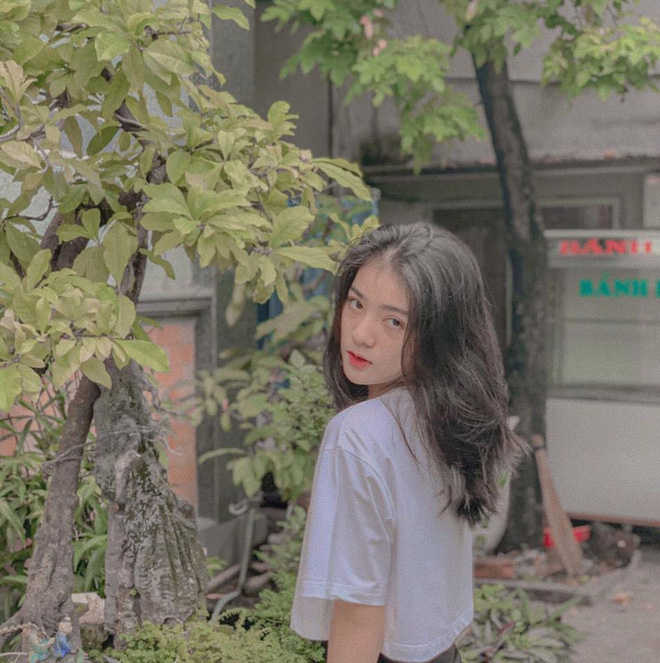 Nữ sinh bị bạn quay lén khi giơ điện thoại trong lớp, góc nghiêng xinh đến mức ai cũng muốn xin info học cùng-3