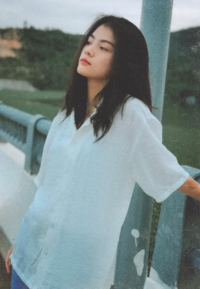 Nữ sinh bị bạn quay lén khi giơ điện thoại trong lớp, góc nghiêng xinh đến mức ai cũng muốn xin info học cùng-2