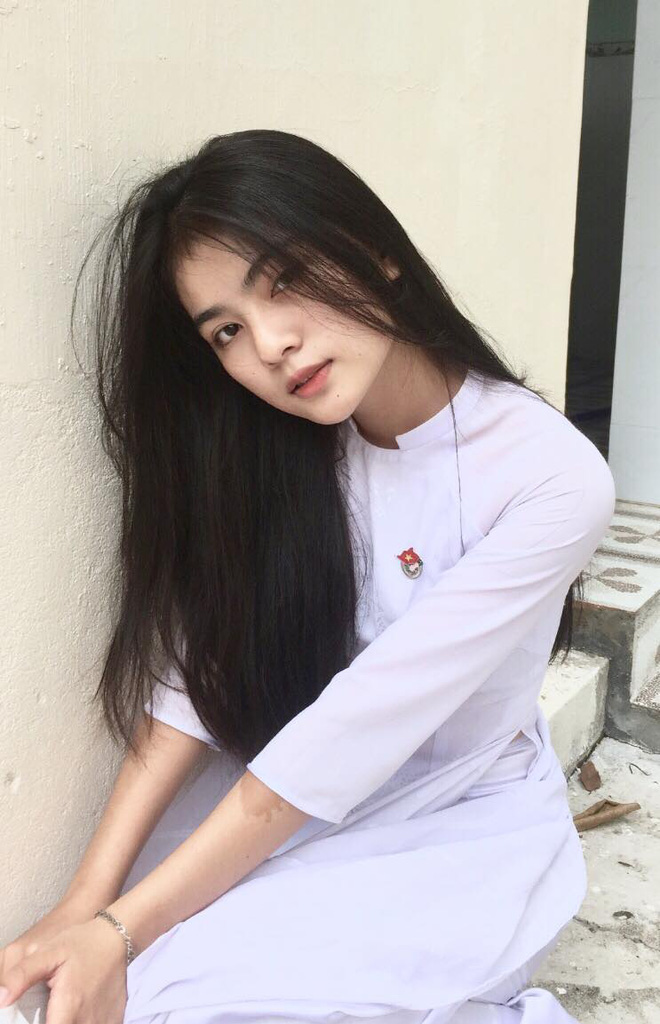 Nữ sinh bị bạn quay lén khi giơ điện thoại trong lớp, góc nghiêng xinh đến mức ai cũng muốn xin info học cùng-1