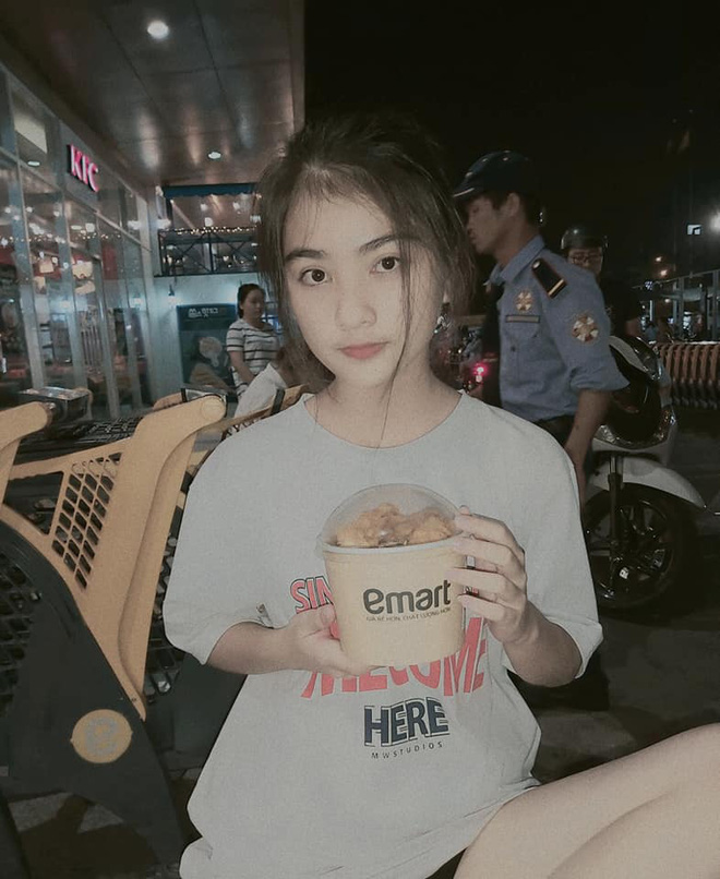 Nữ sinh bị bạn quay lén khi giơ điện thoại trong lớp, góc nghiêng xinh đến mức ai cũng muốn xin info học cùng-4