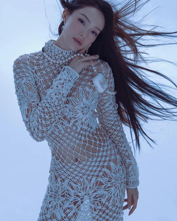 Minh Hằng lộ toàn bộ bàn tọa sau chiếc đầm như lưới đánh cá-3