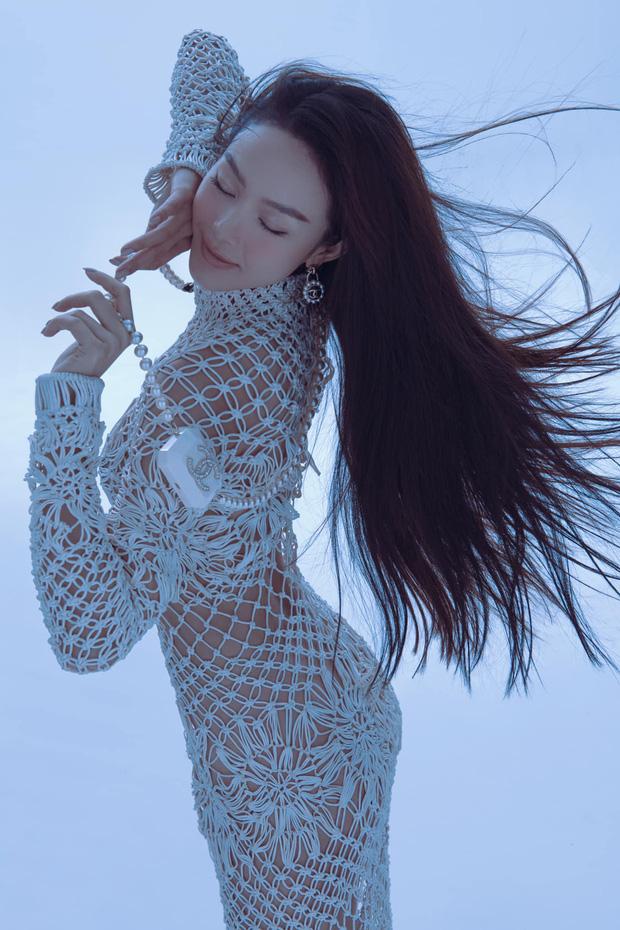 Minh Hằng lộ toàn bộ bàn tọa sau chiếc đầm như lưới đánh cá-4