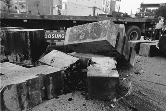 Bê tông rơi khỏi xe đè chết người: Tài xế coi nhân mạng như rác