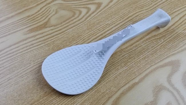 Chiếc muôi nhựa của nồi cơm điện không chỉ dùng để xới cơm mà còn có nhiều công dụng tuyệt vời khác,-1