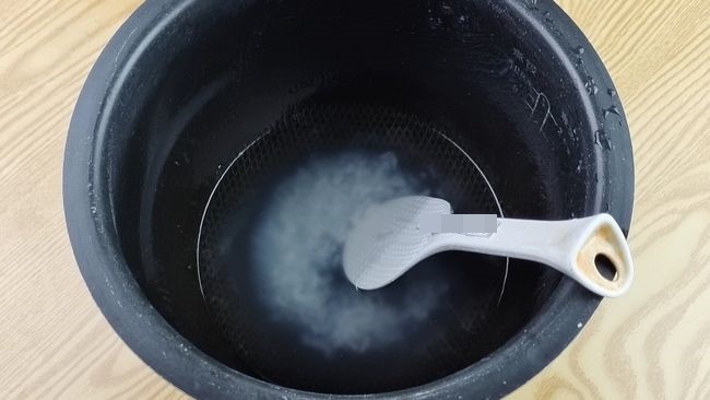 Chiếc muôi nhựa của nồi cơm điện không chỉ dùng để xới cơm mà còn có nhiều công dụng tuyệt vời khác,-4