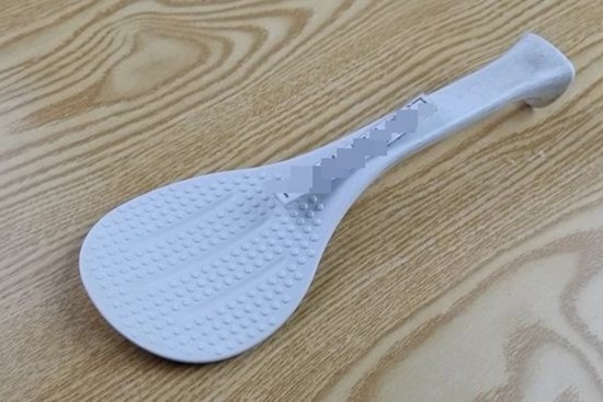 Chiếc muôi nhựa của nồi cơm điện không chỉ dùng để xới cơm mà còn có nhiều công dụng tuyệt vời khác,