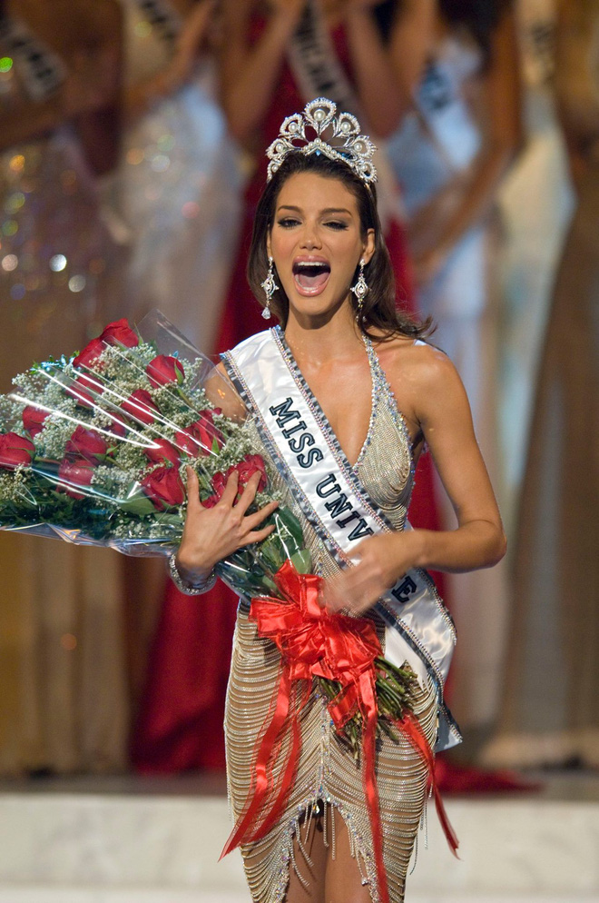 Váy của Thùy Tiên chưa là gì với váy của Miss Universe 2006: Nặng, chật, hại chính chủ ngất xỉu ngay trên sân khấu-3