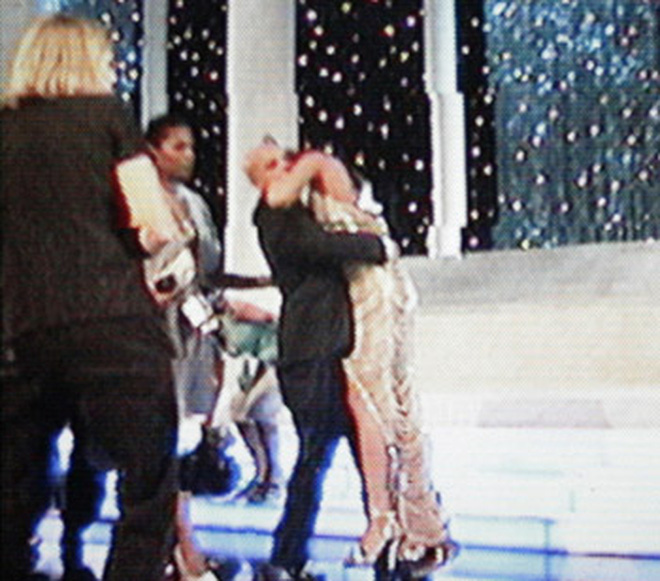 Váy của Thùy Tiên chưa là gì với váy của Miss Universe 2006: Nặng, chật, hại chính chủ ngất xỉu ngay trên sân khấu-7