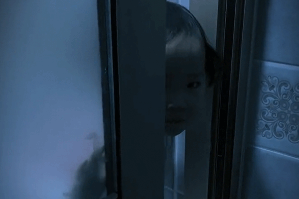 Mẹ rón rén vào toilet vài phút đã bị giật mình bởi cảnh tượng