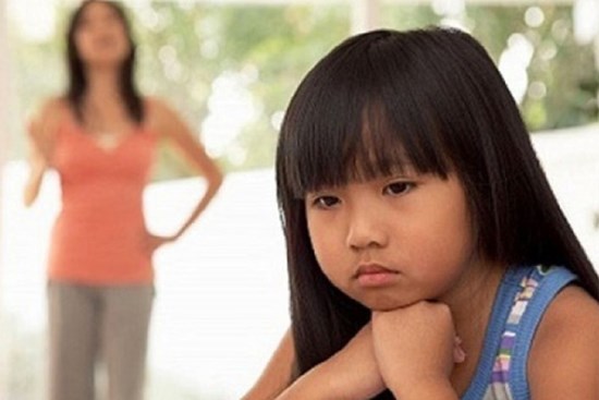 Bốn câu “thần chú” của cha mẹ có thể khiến trẻ trở nên rụt rè và câu thứ tư là câu phổ biến nhất