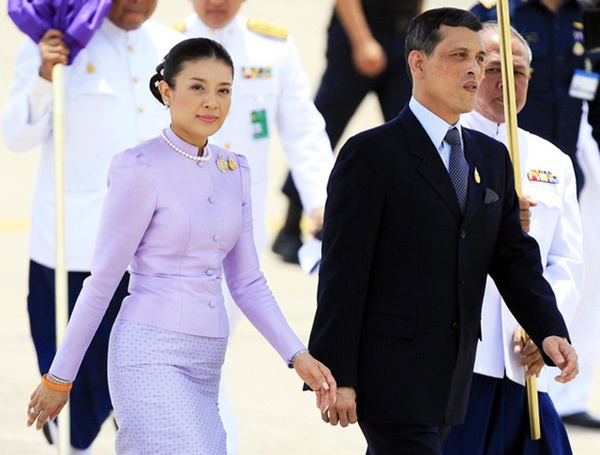 Hoàng tử Thái Lan từng quỳ lạy từ biệt mẹ trên manh chiếu giữa đường gây nghẹn ngào 7 năm trước giờ ra sao?-2