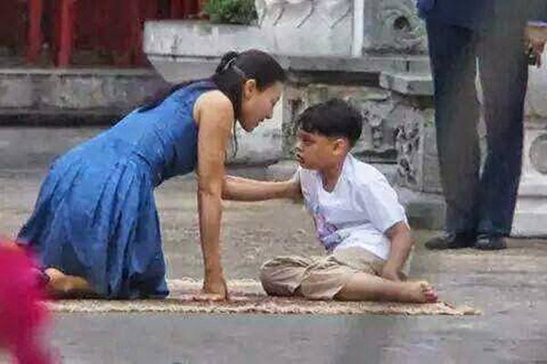 Hoàng tử Thái Lan từng quỳ lạy từ biệt mẹ trên manh chiếu giữa đường gây nghẹn ngào 7 năm trước giờ ra sao?-4