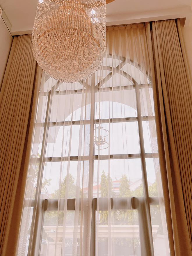 Căn bếp bên trong biệt thự 3,6 tỷ đồng chỉ mua được cái cổng của Lệ Quyên xịn cỡ nào?-2