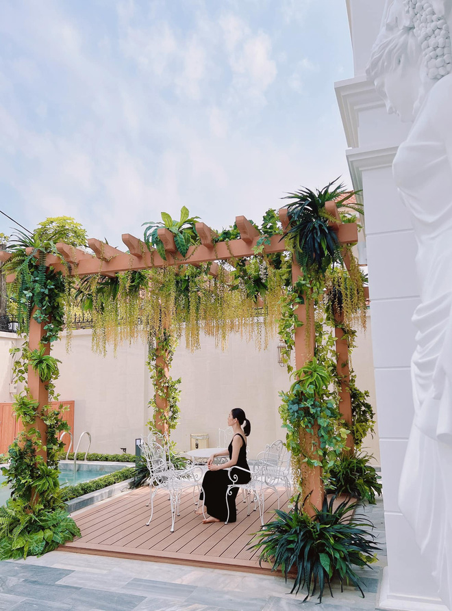 Căn bếp bên trong biệt thự 3,6 tỷ đồng chỉ mua được cái cổng của Lệ Quyên xịn cỡ nào?-9