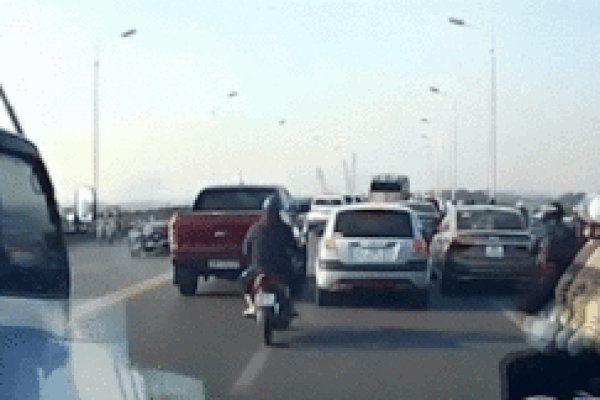 Nam thiếu niên bất ngờ dùng điếu cày đập gãy gương ô tô đỗ bên đường-1