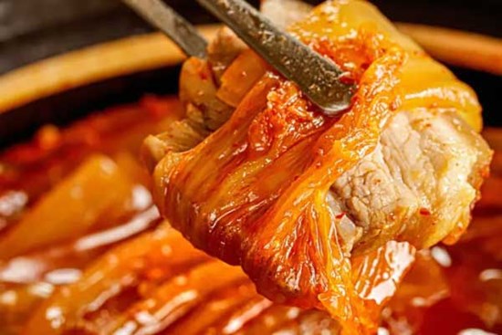 Mách chị em làm món thịt heo hầm kim chi thơm ngon, ăn cực tốn cơm trong ngày lạnh