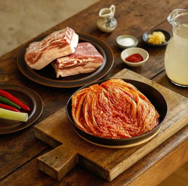 Mách chị em làm món thịt heo hầm kim chi thơm ngon, ăn cực tốn cơm trong ngày lạnh-1