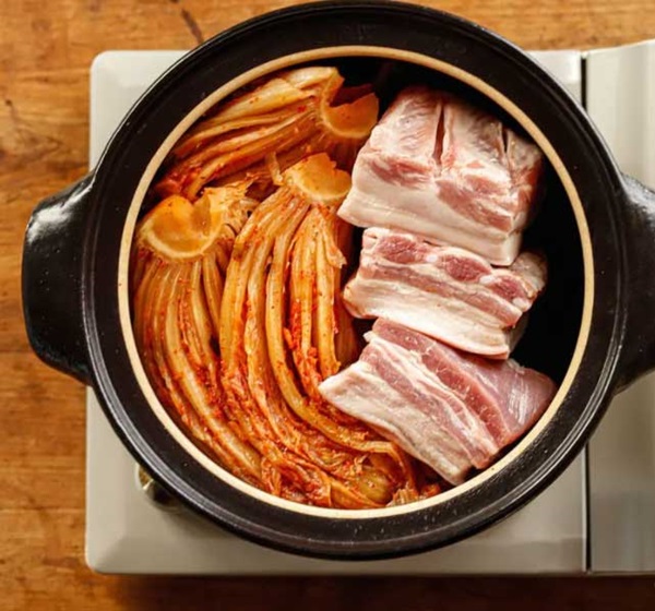 Mách chị em làm món thịt heo hầm kim chi thơm ngon, ăn cực tốn cơm trong ngày lạnh-5