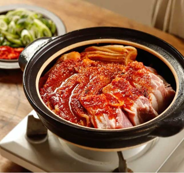 Mách chị em làm món thịt heo hầm kim chi thơm ngon, ăn cực tốn cơm trong ngày lạnh-6