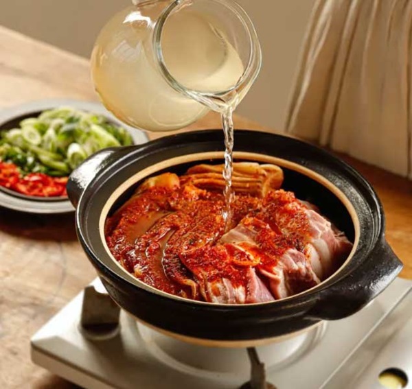 Mách chị em làm món thịt heo hầm kim chi thơm ngon, ăn cực tốn cơm trong ngày lạnh-7