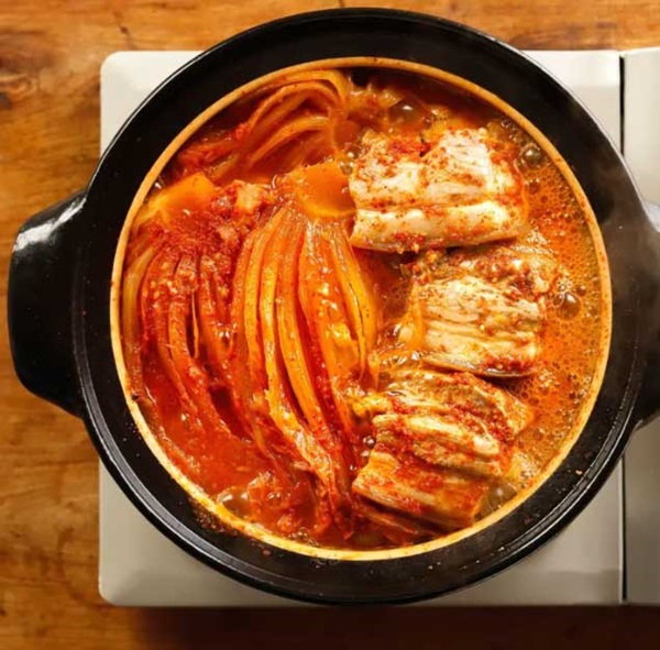 Mách chị em làm món thịt heo hầm kim chi thơm ngon, ăn cực tốn cơm trong ngày lạnh-8