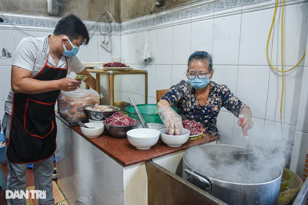 Quán phở mặn nhất Hà Nội, giá chát 80.000 đồng/bát vẫn nườm nượp khách-2