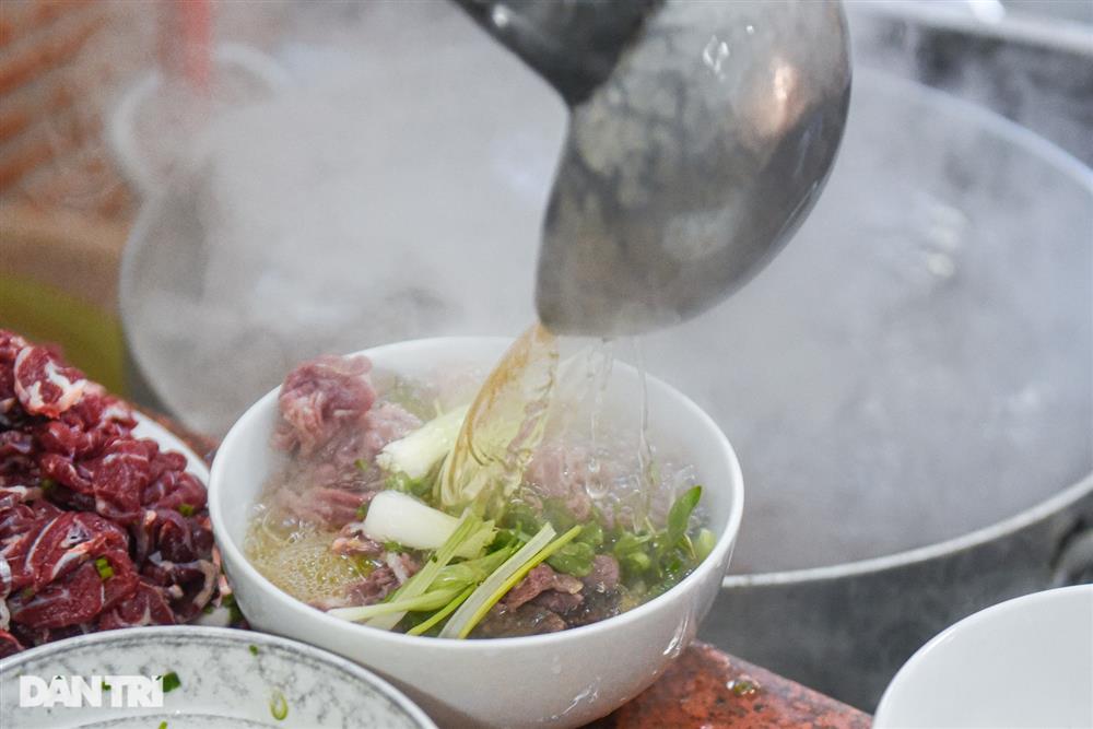 Quán phở mặn nhất Hà Nội, giá chát 80.000 đồng/bát vẫn nườm nượp khách-3