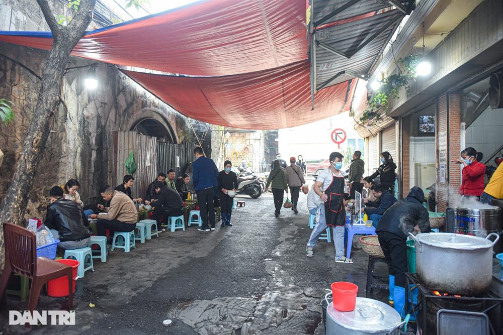 Quán phở mặn nhất Hà Nội, giá chát 80.000 đồng/bát vẫn nườm nượp khách-4