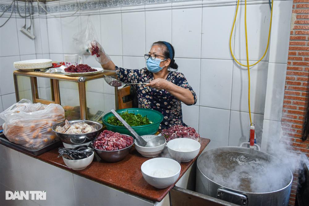 Quán phở mặn nhất Hà Nội, giá chát 80.000 đồng/bát vẫn nườm nượp khách-5