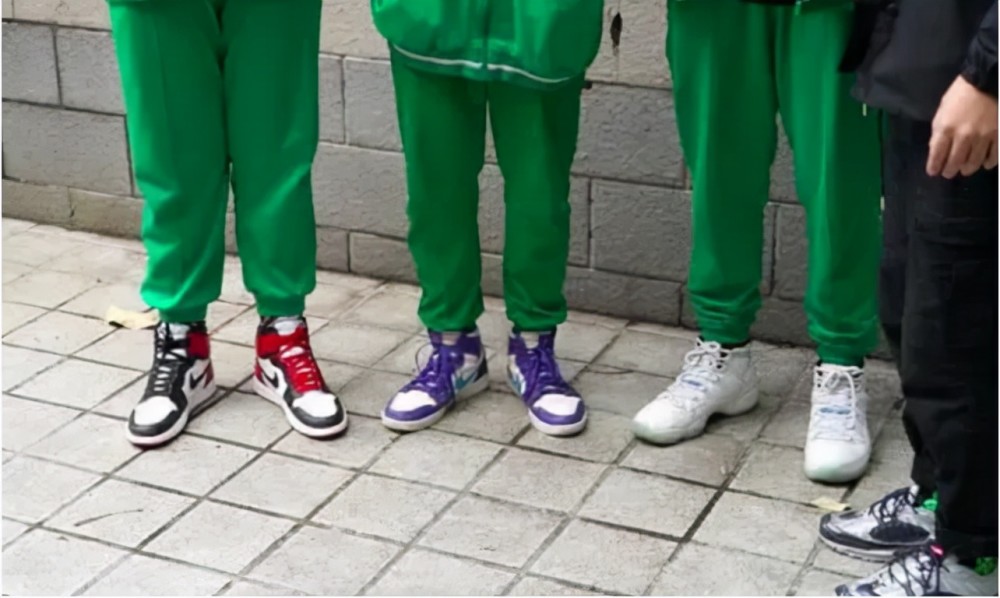 Soi trang phục đáng giá cả gia tài của 1 học sinh Tiểu học mặc đến trường, cha mẹ phải giật mình: Đừng chơi với cậu bé đó!-5