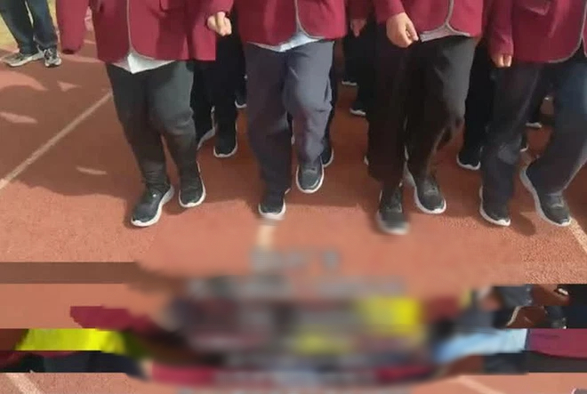 Soi trang phục đáng giá cả gia tài của 1 học sinh Tiểu học mặc đến trường, cha mẹ phải giật mình: Đừng chơi với cậu bé đó!-6