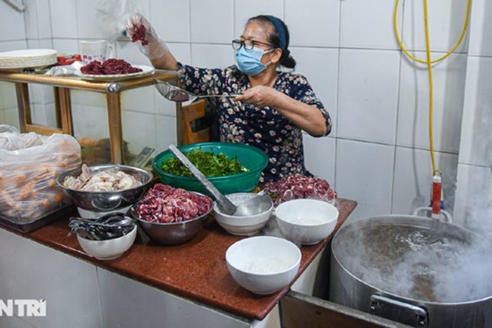 Quán phở mặn nhất Hà Nội, giá 'chát' 80.000 đồng/bát vẫn nườm nượp khách
