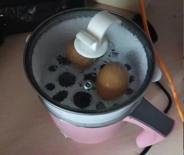 2 vợ chồng sinh năm 1990 cùng lúc mắc ung thư gan, bác sĩ nói thủ phạm là một thói quen bảo quản trứng gà vô cùng nguy hiểm-1